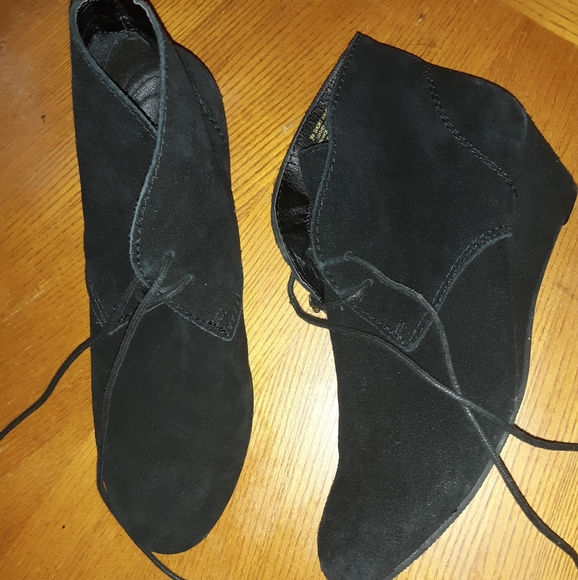 SALE‼️🥰🥾Beautiful Suede Booties!🎈 - Picture 2 of 12